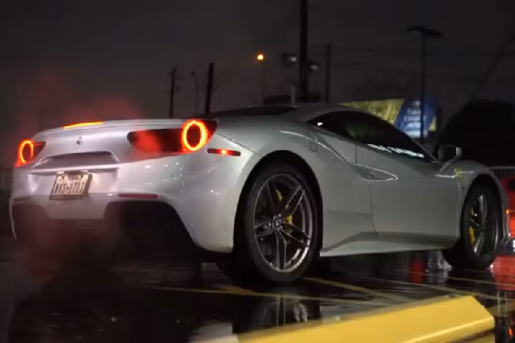 Siêu xe Ferrari SF90 Spider có trang bị cùng hệ dẫn động hybrid như phiên bản Ferrari SF90 Stradale, điều này đồng nghĩa mẫu xe mui trần cũng mang tổng công suất lên 1.000 mã lực và 900 Nm mô-men xoắn cực đại. Công suất đáng ngưỡng mộ này đến từ sự kết hợp của một động cơ tăng áp kép V8 sản sinh 780 mã lực với 3 mô tơ điện bổ sung thêm 220 mã lực.