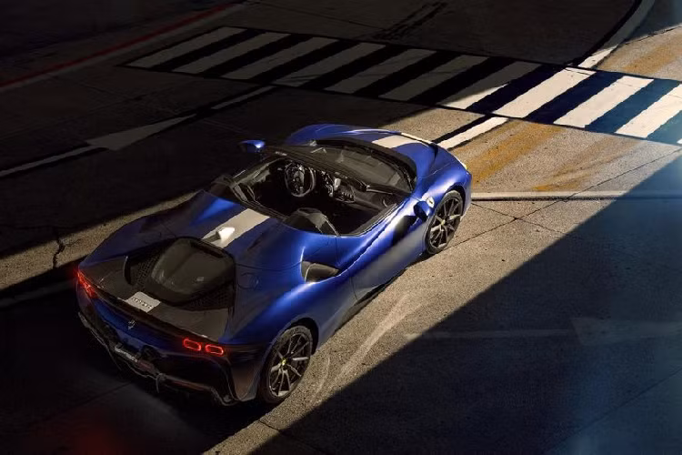 Trong đó, phiên bản mui trần của siêu xe Ferrari SF90 Stradale mới được đại lý Ferrari of Houston ở Mỹ giới thiệu với các khách hàng nhà giàu ở đây. Hiện đã có vài khách hàng ở Việt Nam "chấm" Ferrari SF90 Spider nhưng chưa rõ là có xuống cọc để mang siêu xe hybrid mui trần này về dải đất hình chữ S hay không.