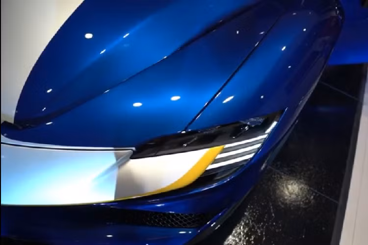 Biến đổi Ferrari SF90 trở thành một chiếc mui trần đã khiến xe nặng hơn 100 kg vì phụ tùng gia cố khung thân vỏ cần thiết và cả cơ chế thu mui đặc biệt. Do vậy, tổng trọng lượng không tải của xe bây giờ là 1.670 kg. Công nghệ mui cứng thu vào mới nhất của Ferrari chỉ cần không gian thể tích 100 lít khi thu lại và nhẹ hơn 40 kg so với kiểu mui cứng thu vào thông thường nhờ sử dụng chất liệu nhôm. Nó cũng đi kèm với cửa sổ hậu điều chỉnh điện tử và cần chỉ 14 giây để vận hành.