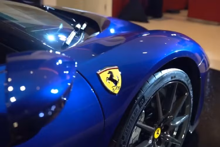 Siêu xe mui trần Ferrari SF90 Spider mới đến Mỹ có màu xanh dương và được trang bị gói Assetto Fiorano bao gồm sọc trước nắp capô, mâm carbon, cánh gió đuôi cố định carbon và hệ thống treo mới mang đến khả năng xử lý tốt hơn trước, bộ lốp Michelin Pilot Sport Cup 2. Các thay đổi này giúp xe giảm cân khoảng 21 kg. Được biết, giá xe Ferrari SF90 Spider bán ra tại Mỹ khoảng 558.000 đô la (tương đướng 12,8 tỷ đồng) chưa bao gồm các chi phí vận chuyển.