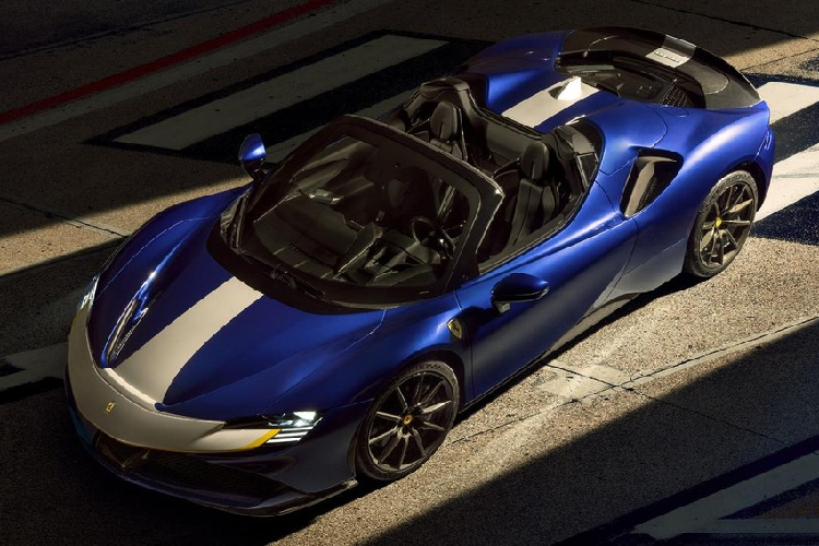 Nội thất của phiên bản Spider vẫn giống với Stradale, đồng nghĩa nó vẫn có bảng đồng hồ kỹ thuật số màn HD cong cỡ 16 inch nổi bật với khả năng hiển thị nhiều thông tin và tùy chọn cá nhân hóa. Ngoài ra, nội thất xe còn có trang bị tính năng HUD và hệ thống điều khiển cảm ứng mới nhất của Ferrari trên vô lăng và mặt táp lô.