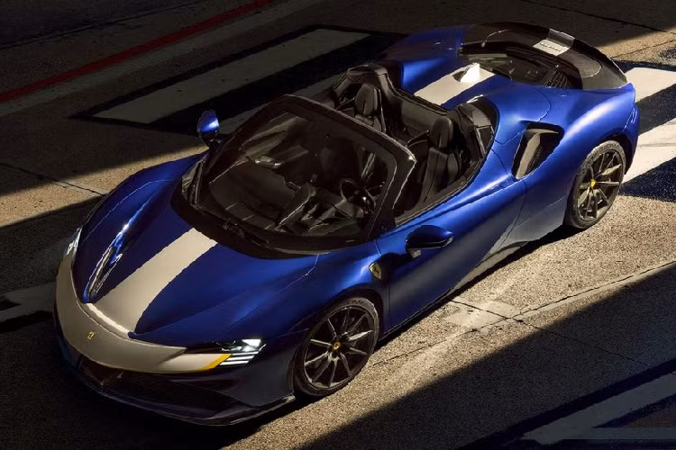 Nội thất của phiên bản Spider vẫn giống với Stradale, đồng nghĩa nó vẫn có bảng đồng hồ kỹ thuật số màn HD cong cỡ 16 inch nổi bật với khả năng hiển thị nhiều thông tin và tùy chọn cá nhân hóa. Ngoài ra, nội thất xe còn có trang bị tính năng HUD và hệ thống điều khiển cảm ứng mới nhất của Ferrari trên vô lăng và mặt táp lô.