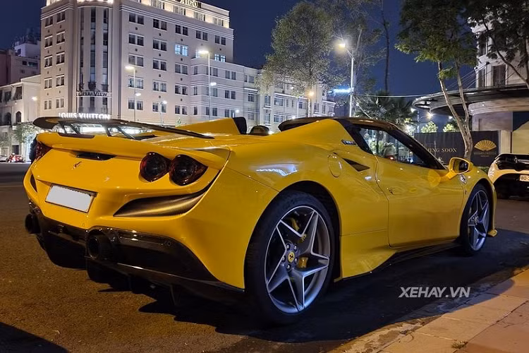 Chưa hết, viền hốc hút gió trên mui xe phía trước cũng được thay bằng vật liệu sợi carbon giúp tạo thêm điểm nhấn cho siêu xe mui trần. Trong khi đó, bộ mâm 5 chấu 20 inch kiểu mặt cắt kim cương sơn hai tông màu vẫn được giữ nguyên.