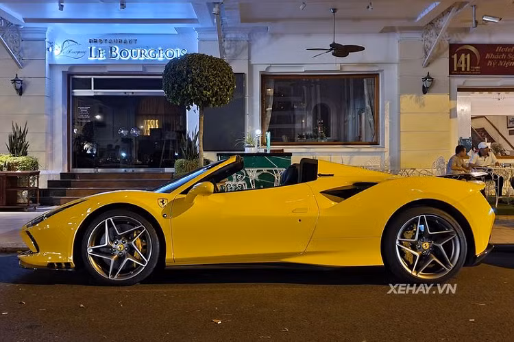 Tại Mỹ ở thời điểm mới ra mắt, giá xe Ferrari F8 Spider có mức bán từ khoảng 280.000 USD (khoảng 6,35 tỷ), tuy nhiên, sau khi về Việt Nam, mẫu siêu xe này có giá ước tính trên 20 tỷ đồng.