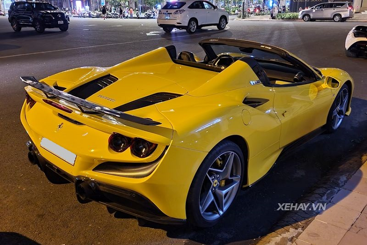 Những thay đổi tiếp tục diễn ra ở phía sau với cánh gió sợi carbon mới có nhiệm vụ tăng tính khí động học và thẩm mỹ cho F8 Spider. Bộ khuếch tán trên xe cũng được đổi sang vật liệu carbon và ống xả nâng cấp lên loại của Novitec.