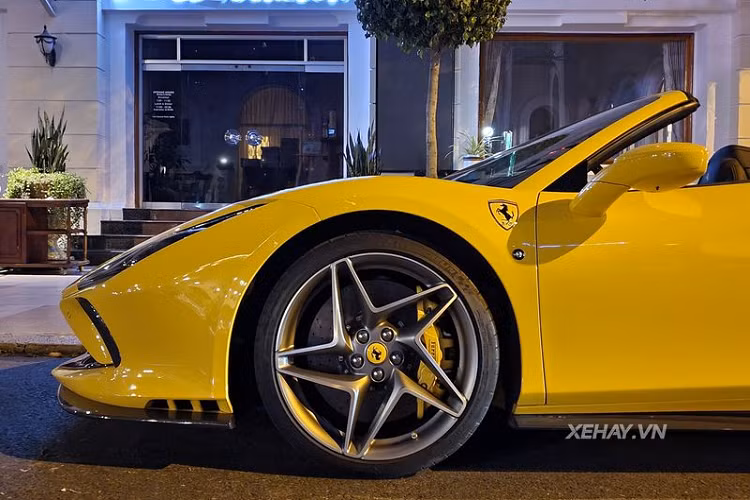 Siêu xe mui trần mới nặng 1.400 kg trong khi người anh em Tributo Coupe chỉ nặng 1.330 kg. "Trái tim" của Ferrari F8 Spider là cỗ máy V8 3.9 lít Bi-Turbo tương tự như chiếc F8 Tributo, sản sinh công suất 711 mã lực và mô-men xoắn cực đại 770 Nm. giúp xe tăng tốc từ 0 lên 100 km/h chỉ trong 2.9 giây, trước khi đạt tốc độ tối đa 340 km/h.