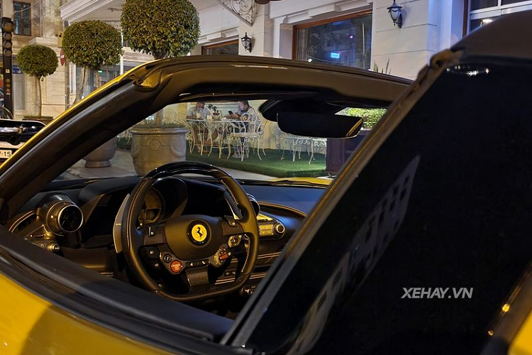 Ferrari F8 Spider thực ra chính là phiên bản mui trần của F8 Tributo, xe có phần mái gập kim loại, có thể đóng hoặc mở hoàn toàn chỉ trong 14 giây, nó cũng nhẹ hơn 20kg so với 488 Spider.