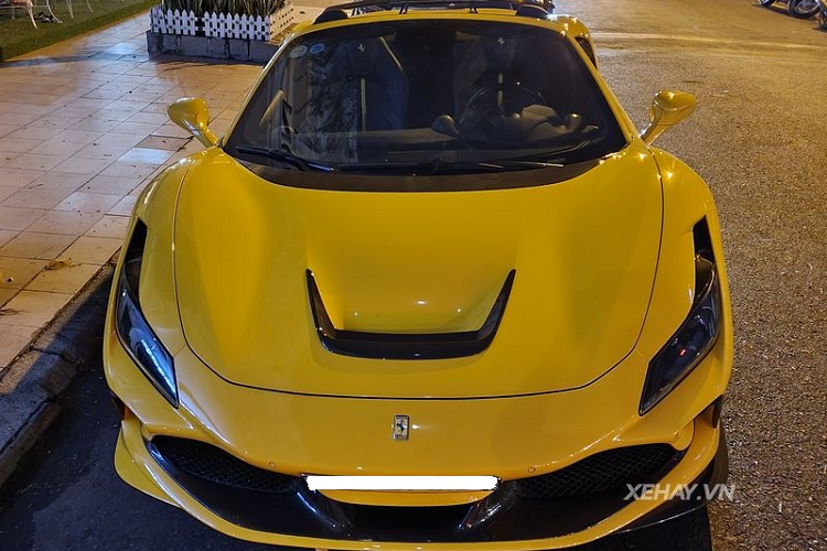 Bộ bodykit độ Ferrari F8 Spider bao gồm các chi tiết làm bằng sợi carbon như líp cản trước, ốp trong hốc gió, cánh chia gió trong hốc gió ở hông xe, líp hông...