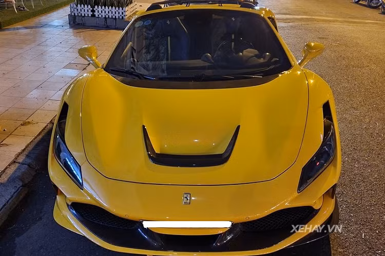 Bộ bodykit độ Ferrari F8 Spider bao gồm các chi tiết làm bằng sợi carbon như líp cản trước, ốp trong hốc gió, cánh chia gió trong hốc gió ở hông xe, líp hông...