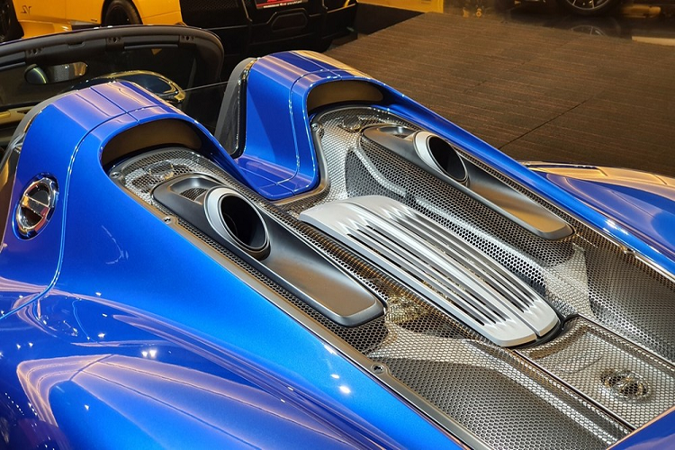 Dòng siêu xe Porsche 918 Spyder từng là niềm ao ước của không ít người chơi xe tại Việt Nam bởi vì đây là mẫu xe hypercar đình đám nhất của hãng xe Đức trong suốt 8 năm qua, ngoài ra, đây cũng là 1 trong 3 chiếc hypercar hybrid rất nổi tiếng trên thế giới trong suốt gần 1 thập kỷ qua cùng với Ferrari LaFerrari và McLaren P1.