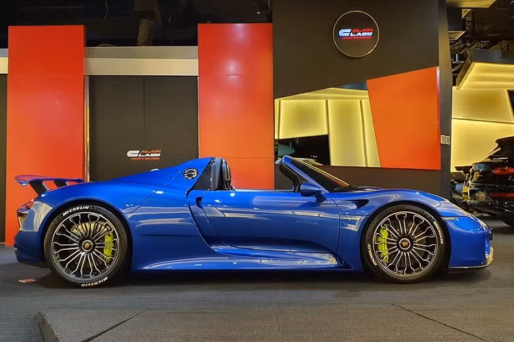 Dù ra mắt cách đây đã hơn 8 năm nhưng siêu phẩm 918 Spyder vẫn là chiếc xe Porsche mạnh nhất mọi thời đại và tất nhiên, chiếc xe hypercar này cũng là 1 trong những mẫu xe có giá bán triệu đô hiện nay của hãng xe thể thao đến từ Đức.