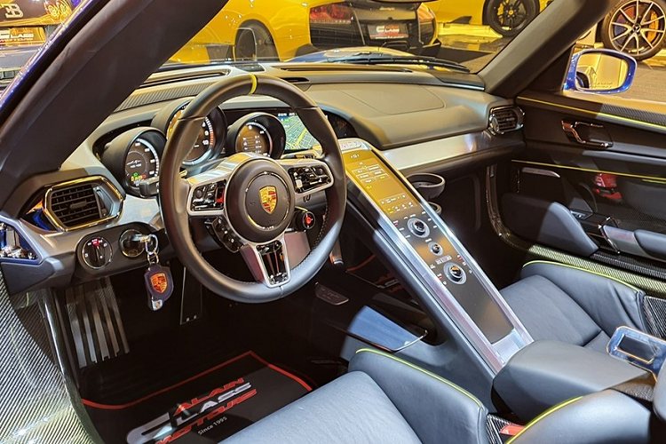 Porsche 918 Spyder có giá bán lúc mới ra mắt khoảng gần 1 USD. Hiện những chiếc 918 Spyder đã qua sử dụng đang được giao dịch từ 1,35 đến 2,1 triệu USD, tăng giá đáng kể so với lúc ra mắt vào năm 2013. Trên toàn thế giới có tổng cộng 918 chiếc siêu xe Porsche 918 Spyder được sản xuất và thị trường châu Á được cho chiếm hơn 200 xe. Trong đó, các đại gia ở Trung Quốc là một thế lực sở hữu Porsche 918 Spyder với không dưới 120 chiếc.