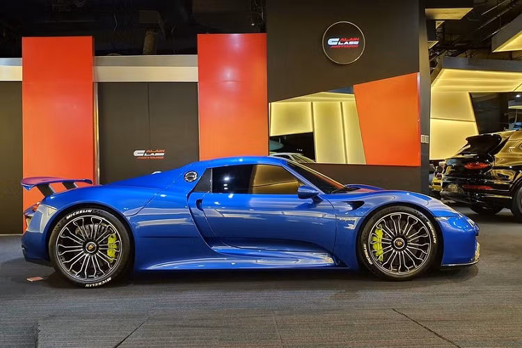 Hiện đã có 1 doanh nhân Việt thâu tóm cả bộ 3 xe này nhưng người này lại định cư hẳn ở Mỹ nên giới mê xe trong nước vẫn đang mong chờ có ai đó sẽ đứng ra sở hữu bộ 3 xe hypercar hybrid huyền thoại này.