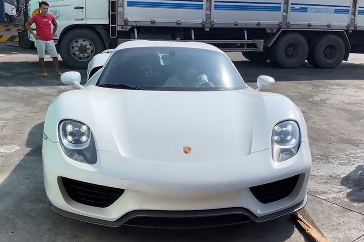 Việc nữ doanh nhân 9X tậu siêu phẩm Porsche 918 Spyder độc nhất đã khiến giới mê xe trong nước không khỏi vui mừng, hiện đây là chiếc xe hypercar thứ 5 lộ diện trên mạng xã hội. Tuy nhiên, gần đây, giới nhập xe lại rộ lên thông tin các đại gia Việt sắp đón thêm 1 chiếc siêu xe Porsche 918 Spyder khác.