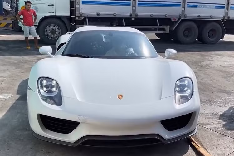Việc nữ doanh nhân 9X tậu siêu phẩm Porsche 918 Spyder độc nhất đã khiến giới mê xe trong nước không khỏi vui mừng, hiện đây là chiếc xe hypercar thứ 5 lộ diện trên mạng xã hội. Tuy nhiên, gần đây, giới nhập xe lại rộ lên thông tin các đại gia Việt sắp đón thêm 1 chiếc siêu xe Porsche 918 Spyder khác.