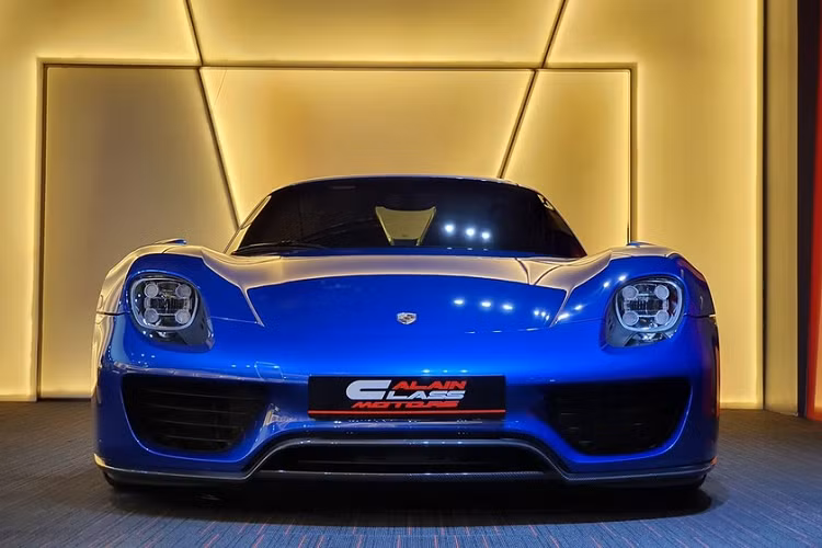 Siêu phẩm Porsche 918 Spyder được cho sắp về Việt Nam sẽ trang bị động cơ V8, hút khí tự nhiên, dung tích 4,6 lít và 2 mô-tơ điện. Động cơ đốt trong thông thường tạo ra công suất tối đa 608 mã lực. Trong khi đó, hai mô-tơ điện sản sinh công suất tối đa 286 mã lực.