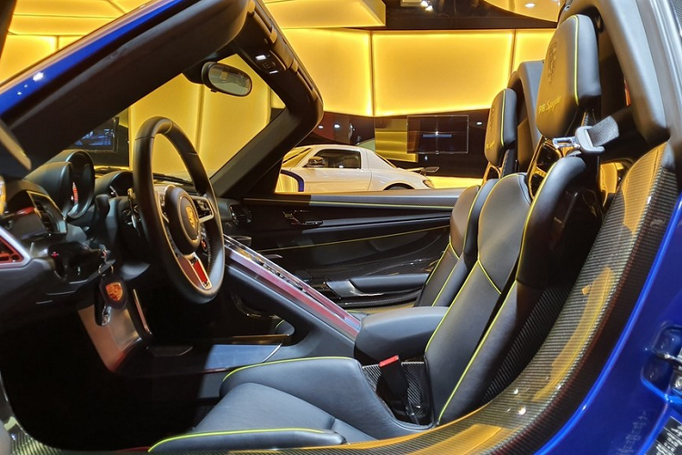 Giá xe Porsche 918 Spyder khi về đến Việt Nam không được tiết lộ, chỉ biết rằng, chiếc độc nhất Việt Nam được mua từ một đại lý siêu xe ở Dubai, nơi khá bén duyên khi bán xe hypercar cho các nhà giàu Việt, trước đó, Minh "Nhựa" hay Hoàng Kim Khánh từng bay sang tận đây để sắm Pagani Huayra hay McLaren Senna. 