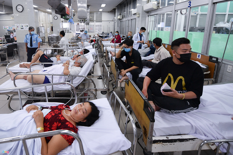 Từ 28 tháng Chạp đến mùng 2 Tết Tân Sửu, Bệnh viện Chợ Rẫy (TP.HCM) tiếp nhận khoảng 800 trường hợp cấp cứu, giảm 1/3 so với cùng kỳ. Trong đó, đa số trường hợp nhập viện do bệnh nội khoa nặng, số còn lại chủ yếu là tai nạn giao thông nghiêm trọng. 