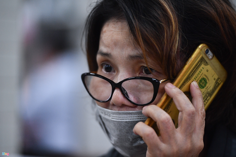 Bà Thúy (58 tuổi, ngụ quận 4) bần thần gọi điện thoại thông báo cho người thân về tai nạn của chồng. Trưa nay, chồng bà cùng một người bạn đến quán nhậu trên đường Nguyễn Chí Thanh (quận 5), khi ra về thì bị tai nạn giao thông. “Bình thường ông ấy không nhậu nhiều nhưng cứ Tết là nhậu. Tôi vào viện, nhìn thấy chồng thì suýt ngất vì trên người toàn máu và cả mùi rượu. Bác sĩ vừa chụp CT não nên chưa biết kết quả”, bà Thúy nói. 