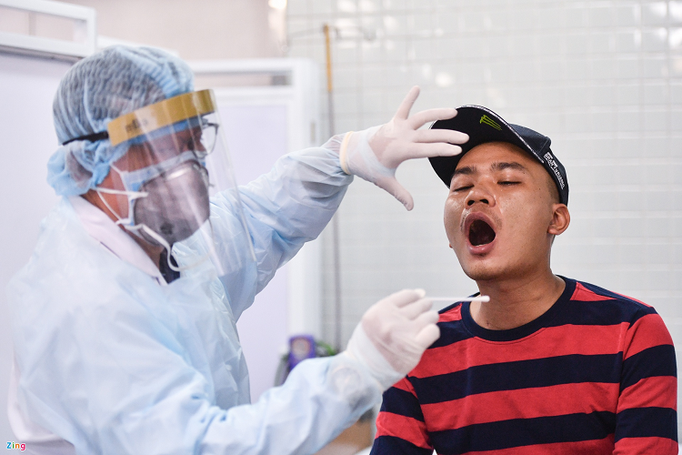 “Tất cả người bệnh sẽ được lấy mẫu phết mũi họng để xét nghiệm Covid-19. Nhân viên khoa Cấp cứu vừa muốn điều trị nhanh chóng, an toàn, hiệu quả cho bệnh nhân, nhưng phải sàng lọc kỹ. Nếu bỏ sót người nhiễm SARS-CoV-2 và để lây lan trong cộng đồng, hậu quả sẽ rất nghiêm trọng. Do đó, áp lực với người làm cấp cứu tăng hơn nhiều”, bác sĩ Võ Hạnh chia sẻ.