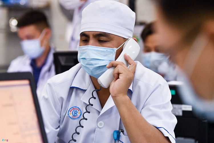 Do tính chất công việc, khoa Cấp cứu phải đảm bảo đầy đủ số lượng nhân viên, phòng trường hợp khẩn cấp. Do đó, trong ngày Tết, nhân viên khoa Cấp cứu không được nghỉ phép và không ra khỏi thành phố.