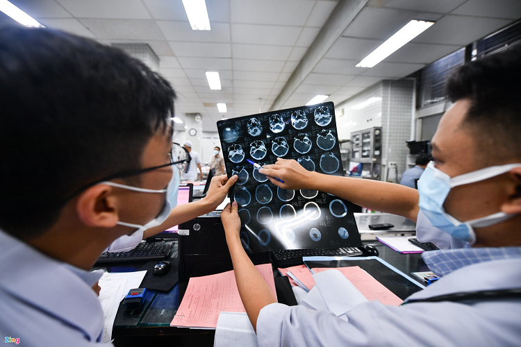 Bác sĩ Võ Hạnh, trưởng kíp trực khoa Cấp cứu, Bệnh viện Chợ Rẫy, cho biết ngày Tết họ thường gặp các bệnh nhân nhập viện trong tình trạng nặng. Do đó, nhân viên y tế khoa Cấp cứu luôn có áp lực rất lớn.