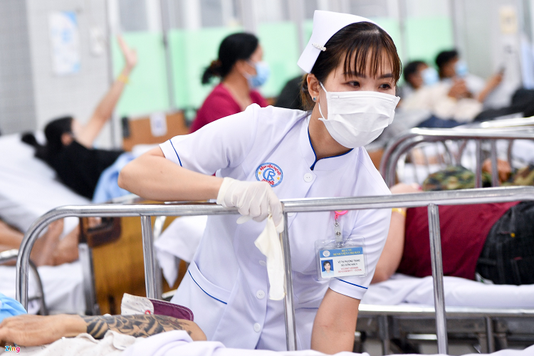 Điều dưỡng Võ Thị Phương Trang (34 tuổi) cho biết đây là năm thứ 16 chị trực Tết tại khoa Cấp cứu. Mỗi ca trực thường kéo dài 12 giờ. “Ngành y vốn dĩ chịu nhiều áp lực, người làm cấp cứu còn căng thẳng hơn. Nhiều người bệnh nhập viện trong hoàn cảnh rất thương tâm. Giúp nhiều người vượt qua cửa tử chính là niềm hạnh phúc lớn nhất của chúng tôi”, nữ điều dưỡng chia sẻ. 