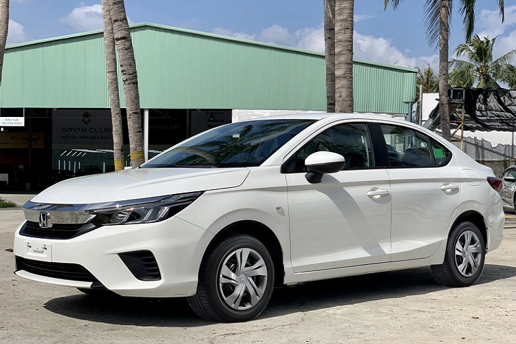 Phiên bản thấp nhất của Honda City 2021 mới là 1.5E đã được đưa về đại lý chính hãng tại Việt Nam, xe có giá bán 499 triệu đồng, hướng đến nhóm khách hàng kinh doanh xe dịch vụ.