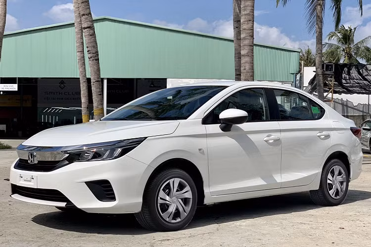 Phiên bản thấp nhất của Honda City 2021 mới là 1.5E đã được đưa về đại lý chính hãng tại Việt Nam, xe có giá bán 499 triệu đồng, hướng đến nhóm khách hàng kinh doanh xe dịch vụ.