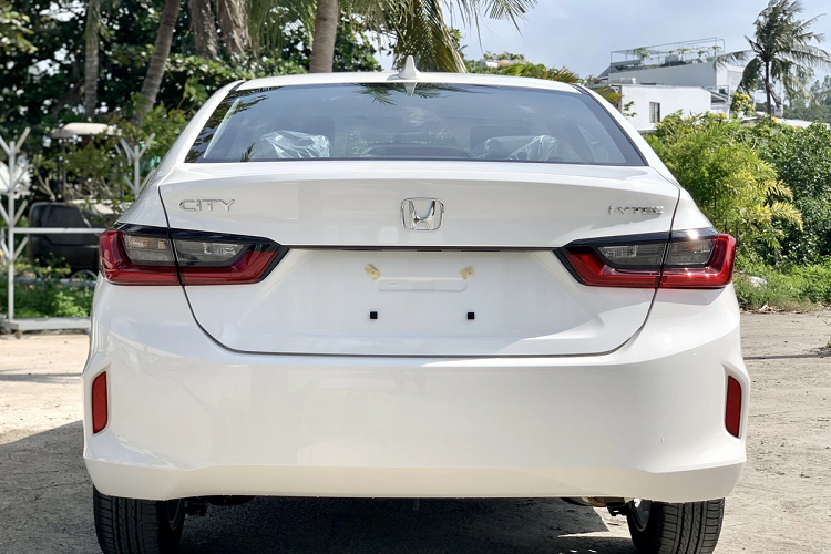 Honda City E 2021 vẫn có hệ thống khởi động bằng nút bấm, đây được xem là điểm vượt trội so với đối thủ Toyota Vios 1.5E. Bù lại, Toyota Vios số sàn vẫn có màn hình cảm ứng trung tâm. Những trang bị an toàn trên Honda City E chỉ ở mức cơ bản như phanh ABS/EBD, cân bằng điện tử, 4 túi khí...