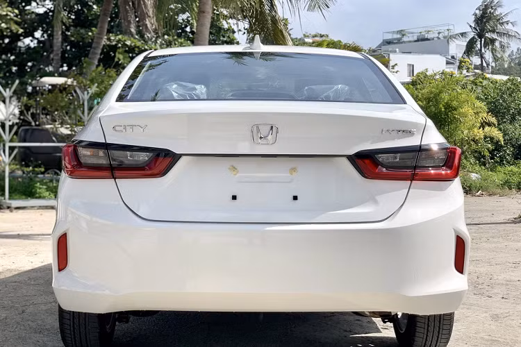 Honda City E 2021 vẫn có hệ thống khởi động bằng nút bấm, đây được xem là điểm vượt trội so với đối thủ Toyota Vios 1.5E. Bù lại, Toyota Vios số sàn vẫn có màn hình cảm ứng trung tâm. Những trang bị an toàn trên Honda City E chỉ ở mức cơ bản như phanh ABS/EBD, cân bằng điện tử, 4 túi khí...