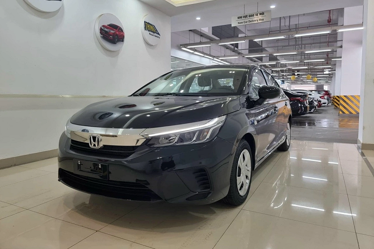 Phiên bản thấp nhất của Honda City 2021 được trang bị động cơ 1.5L, công suất 119 mã lực và mô-men xoắn 145 Nm, đi kèm với hệ dẫn động cầu trước. Không giống những mẫu sedan hạng B bản thấp khác chỉ được trang bị hộp số sàn, City E 2021 vẫn sử dụng hộp số vô cấp CVT.