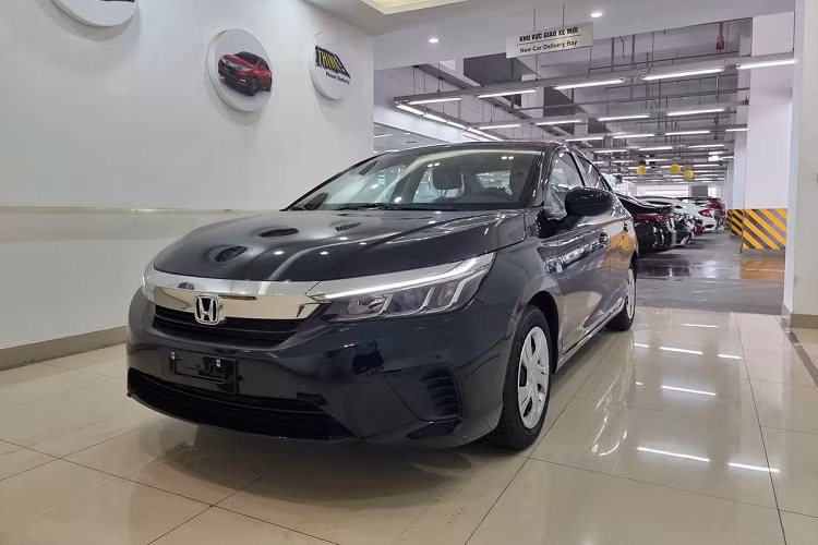 Phiên bản thấp nhất của Honda City 2021 được trang bị động cơ 1.5L, công suất 119 mã lực và mô-men xoắn 145 Nm, đi kèm với hệ dẫn động cầu trước. Không giống những mẫu sedan hạng B bản thấp khác chỉ được trang bị hộp số sàn, City E 2021 vẫn sử dụng hộp số vô cấp CVT.