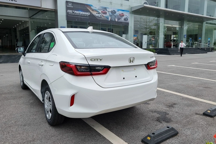 Honda City E 2021 có các màu đen, trắng và bạc. Với giá bán 499 triệu đồng, đây là phiên bản City duy nhất có giá niêm yết dưới 500 triệu đồng. Đối thủ của Honda City E có thể kể đến như Toyota Vios 1.5E (478-495 triệu đồng), Hyundai Accent AT (501 triệu đồng) hay Mazda2 1.5 AT (479 triệu đồng).