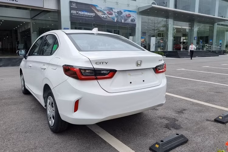 Honda City E 2021 có các màu đen, trắng và bạc. Với giá bán 499 triệu đồng, đây là phiên bản City duy nhất có giá niêm yết dưới 500 triệu đồng. Đối thủ của Honda City E có thể kể đến như Toyota Vios 1.5E (478-495 triệu đồng), Hyundai Accent AT (501 triệu đồng) hay Mazda2 1.5 AT (479 triệu đồng).