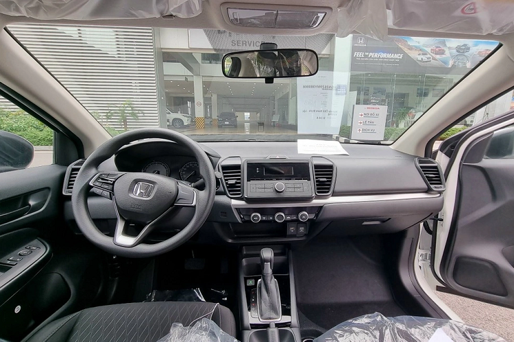 Nội thất của Honda City E 2021 ở mức cơ bản. Xe không được trang bị màn hình cảm ứng 8 inch trung tâm, chỉ có màn hình đơn sắc nhỏ. Vô-lăng được lược bỏ các nút chức năng. Các trang bị khác giống với bản G như ghế bọc nỉ, điều hòa chỉnh cơ,...