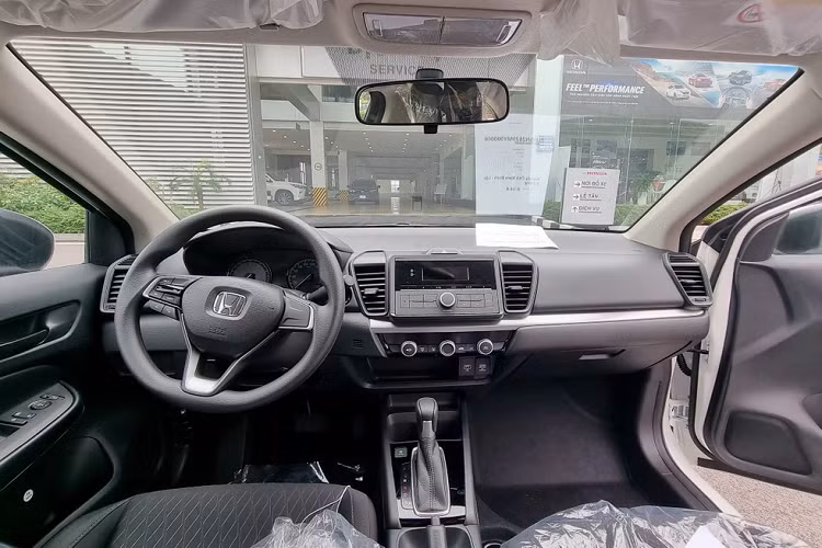 Nội thất của Honda City E 2021 ở mức cơ bản. Xe không được trang bị màn hình cảm ứng 8 inch trung tâm, chỉ có màn hình đơn sắc nhỏ. Vô-lăng được lược bỏ các nút chức năng. Các trang bị khác giống với bản G như ghế bọc nỉ, điều hòa chỉnh cơ,...