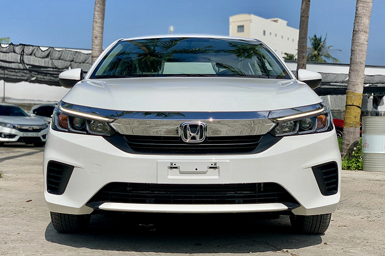 Mẫu xe Honda City E 2021 mới này được đăng kiểm cùng lúc với bản G, L và RS, nhưng đến hiện tại mới được bán ra. Đây sẽ là đối thủ cạnh tranh trực tiếp với Toyota Vios 1.5E MT (478-495 triệu đồng).