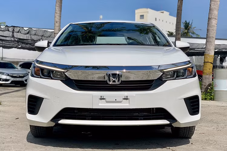 Mẫu xe Honda City E 2021 mới này được đăng kiểm cùng lúc với bản G, L và RS, nhưng đến hiện tại mới được bán ra. Đây sẽ là đối thủ cạnh tranh trực tiếp với Toyota Vios 1.5E MT (478-495 triệu đồng).