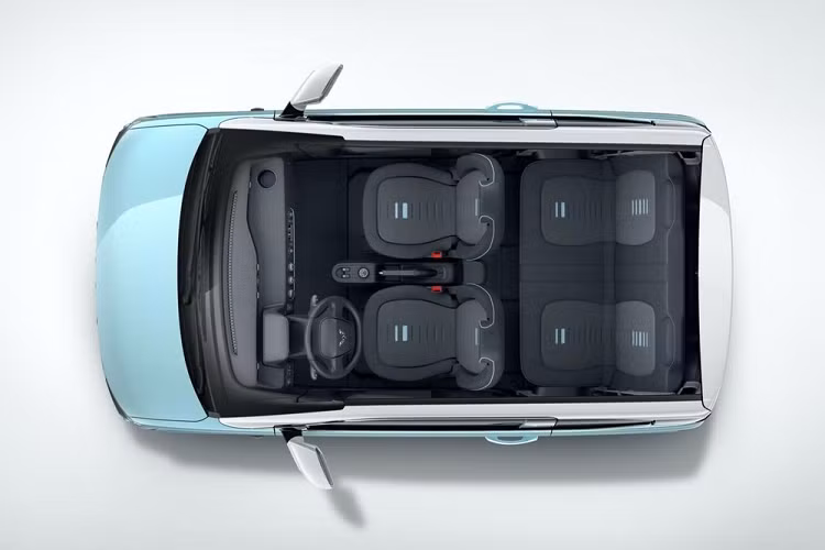 Bỏ ra số tiền trên, khách hàng Trung Quốc sẽ nhận về chiếc xe điện chỉ dài 2.917 mm, rộng 1.493 mm, cao 1.621 mm, chiều dài cơ sở 1.940 mm và trọng lượng 665 kg. Trong những thông số kỹ thuật này, nổi bật lên chính là chiều cao của xe. Điều này không có gì lạ vì Wuling Hongguang Mini EV vốn được thiết kế với cảm hứng từ dòng ôtô kei car nổi tiếng của Nhật Bản.