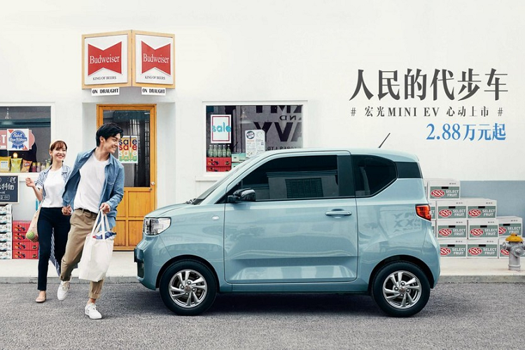 Dù chỉ được bán ở Trung Quốc có nửa năm nhưng Wuling Hongguang Mini EV cũng đã vượt qua mẫu ô tô điện Tesla Model 3 về lượng xe bán ra. Đồng thời, nó cũng trở thành mẫu xe điện bán chạy nhất tại thị trường Trung Quốc trong năm 2020. Có được kết quả ấn tượng như vậy một phần là nhờ giá bán cực "mềm". Theo đó, tại thị trường hàng xóm với Việt Nam, giá xe Wuling Hongguang Mini EV dao động từ 29.800 - 38.800 Nhân dân tệ (khoảng 106 - 138 triệu đồng).