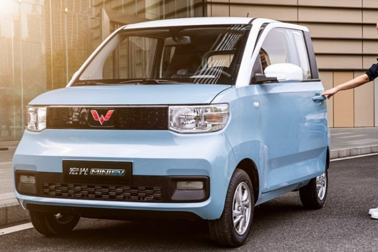 Vào giữa năm ngoái, mẫu xe điện cỡ nhỏ Wuling Hongguang Mini EV 2021 mới đã chính thức ra mắt tại thị trường Trung Quốc. Xe do thương hiệu con Wuling của liên doanh giữa tập đoàn General Motors (GM), công ty SAIC và Wuling Motors sản xuất. Chẳng bao lâu sau khi ra mắt, Wuling Hongguang Mini EV cũng đã nhanh chóng được bày bán tại thị trường Trung Quốc. Trong tháng 6/2020 đồng thời là tháng đầu tiên mở bán, mẫu xe điện nhỏ bé này đã mang về doanh số 1.048 chiếc.
