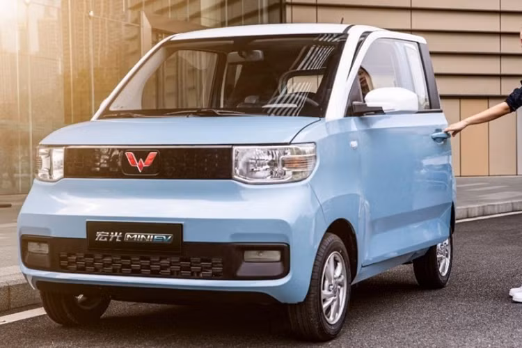 Vào giữa năm ngoái, mẫu xe điện cỡ nhỏ Wuling Hongguang Mini EV 2021 mới đã chính thức ra mắt tại thị trường Trung Quốc. Xe do thương hiệu con Wuling của liên doanh giữa tập đoàn General Motors (GM), công ty SAIC và Wuling Motors sản xuất. Chẳng bao lâu sau khi ra mắt, Wuling Hongguang Mini EV cũng đã nhanh chóng được bày bán tại thị trường Trung Quốc. Trong tháng 6/2020 đồng thời là tháng đầu tiên mở bán, mẫu xe điện nhỏ bé này đã mang về doanh số 1.048 chiếc.