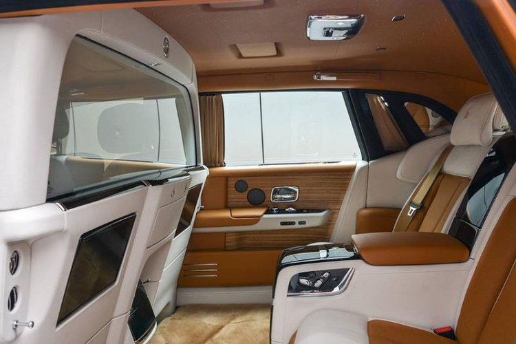 Privacy Suite là gói tùy chọn dành riêng cho xe siêu sang Rolls-Royce Phantom thế hệ thứ 8 trục cơ sở dài, như vậy chiếc Phantom sắp về Việt Nam thuộc bản trục cơ sở dài có chiều dài tổng thể lên tới 5.982 mm và trục cơ sở 3.772 mm.