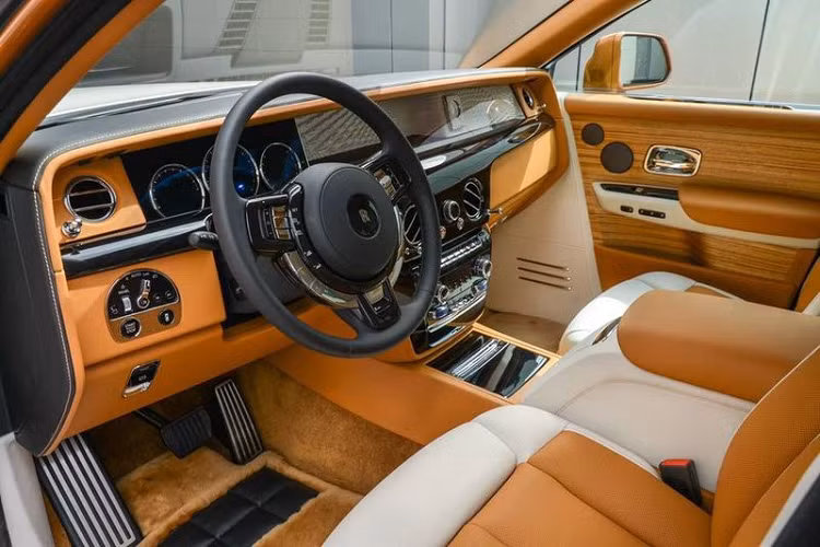 Thông tin này nhanh chóng thu hút sự chú ý của những người yêu xe tại Việt Nam, vì tính đến hiện tại, nước ta chưa có chiếc Rolls-Royce Phantom thế hệ mới có trang bị như vậy (gói Privacy Suite).