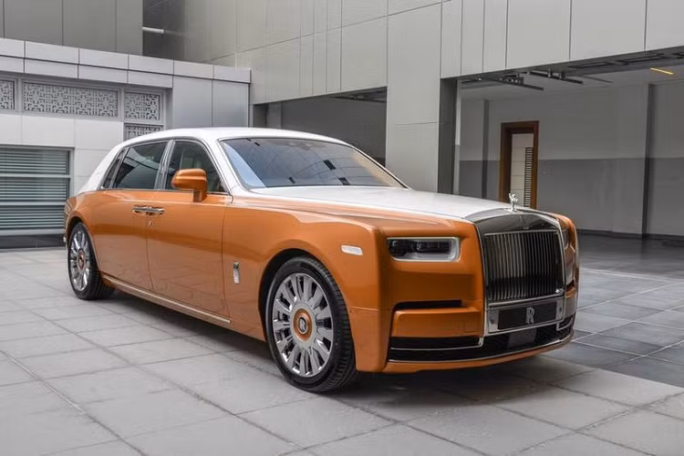Về truyền động, Rolls-Royce Phantom bản Privacy Suite vẫn dùng động cơ V12 6.75L sản sinh công suất 563 mã lực và mô-men xoắn cực đại 900 Nm, đi kèm hộp số tự động 8 cấp.