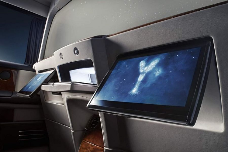 Ngoài tấm kính đặc biệt, gói Privacy Suite còn bao gồm Rèm riêng tư và Cửa sổ riêng tư phía sau dùng để che các cửa sổ hai bên và đằng sau, trong đó kính riêng tư phía sau có thể mở rộng tùy ý khi rèm cửa mở.