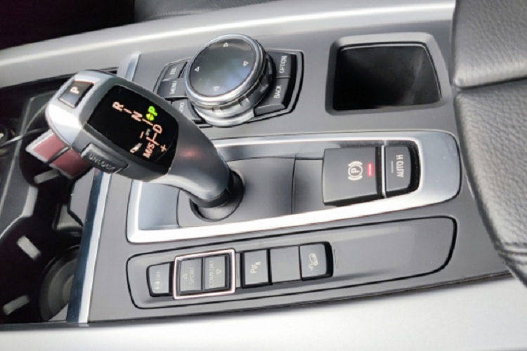 Xét về giá bán, chiếc BMW X5 xDrive30d đời 2015 này ngang tầm giá “đập hộp” VinFast LUX SA2.0 cao cấp có giá khoảng 1,8 tỷ đồng. VinFast LUX SA được phát triển dựa trên nền tảng của BMW X5 (F15), nếu so sánh giữa X5 xDrive30d đời 2015 và LUX SA2.0 cao cấp trong cùng một tầm giá thì trang bị và cấu hình động cơ của chiếc X5 xDrive30d đời 2015 hơn hẳn so với LUX SA.