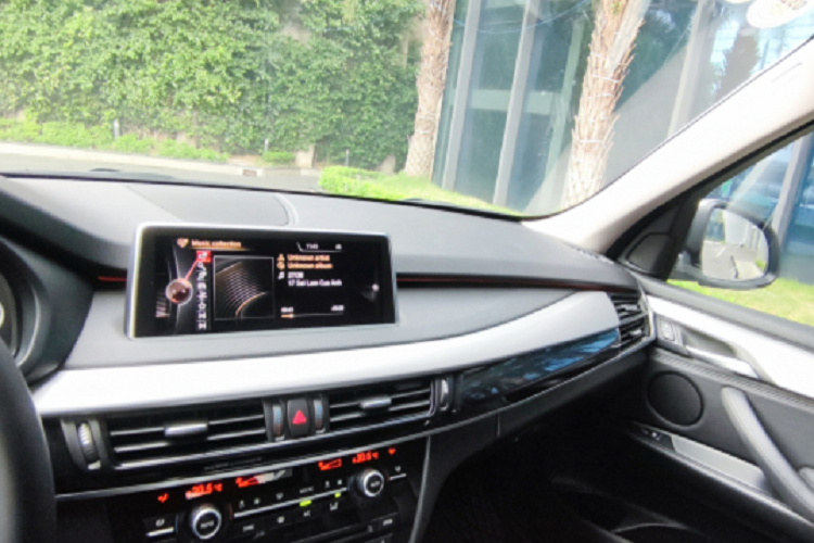 Hiện tại, xe được chào bán với giá “thách cưới” 1,83 tỷ đồng với ODO ở mức 65.000km. Tại thời điểm còn được BMW Euro Việt Nam phân phối, giá xe BMW X5 xDrive30d có mức bán ra chính hãng lên đến 3,6 tỷ đồng. Tính đến nay, giá bán lại của xe đã giảm khoảng 1 nửa