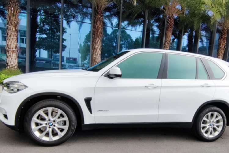 Dẫu vậy, chiếc X5 (F15) này vẫn xứng đáng để sở hữu và hấp dẫn với động cơ dầu mạnh mẽ, độ an toàn cao và khả năng vận hành thú vị. Nếu mua SUV hạng sang cỡ trung với số tiền dưới 2 tỷ đồng, các bác có sẵn sàng tìm mua BMW X5 đời cũ này không?